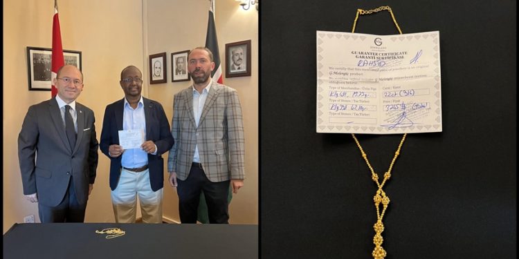 Kenyalı Rashid Jama, eşine hediye aldığı kolyeyi satarak depremzedelere gönderdi