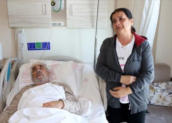 Depremde ayağı kırılan eşini evde yalnız bırakmayan Fevziye Balta, yaşadıklarını gözyaşlarıyla anlattı