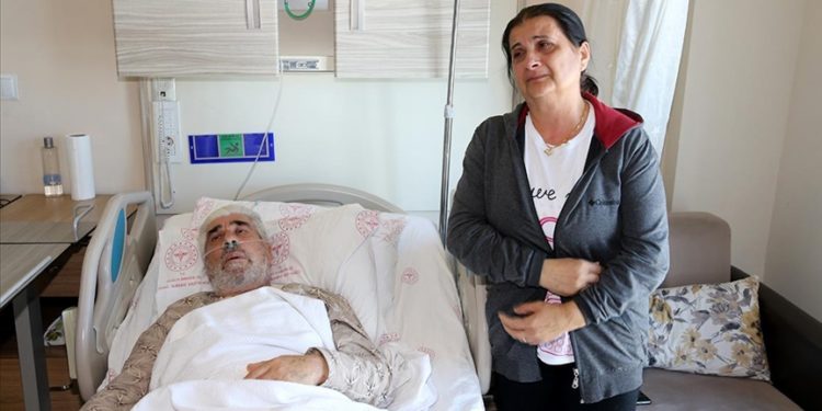 Depremde ayağı kırılan eşini evde yalnız bırakmayan Fevziye Balta, yaşadıklarını gözyaşlarıyla anlattı