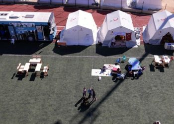 Pazarcıklı çocuklara çadır kentte gönüllü öğretmenlerden eğitim