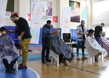 Elazığ'da gönüllü berber ve kuaförler depremzedeleri tıraş etti