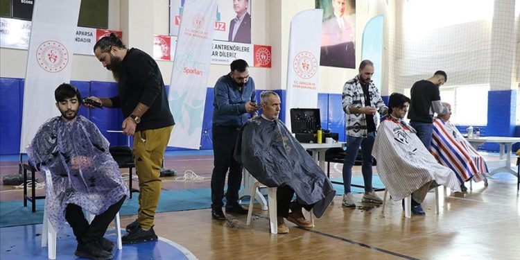 Elazığ'da gönüllü berber ve kuaförler depremzedeleri tıraş etti