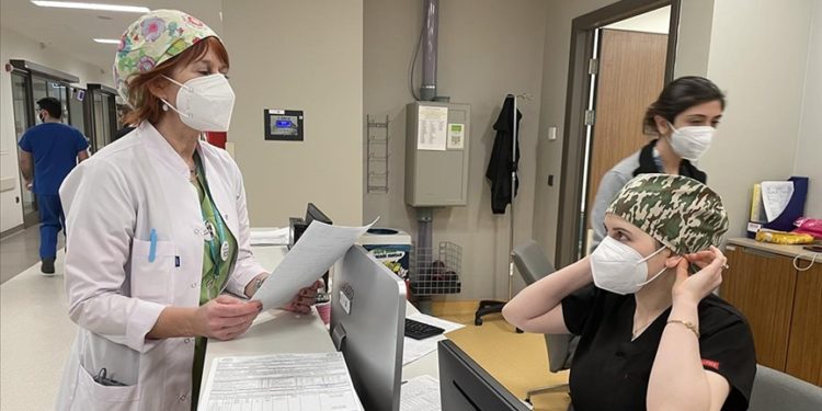 Yaralı depremzedeler Başakşehir Çam ve Sakura Şehir Hastanesinde tedavi ediliyor