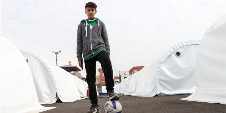 Babasının depremde canı pahasına koruduğu Muhammet, Kerem Aktürkoğlu'yla tanışmak istiyor