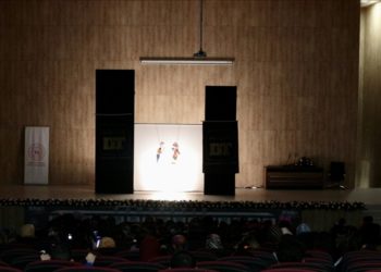 Konya'da depremzede çocuklar Hacivat-Karagöz oyunuyla moral buldu