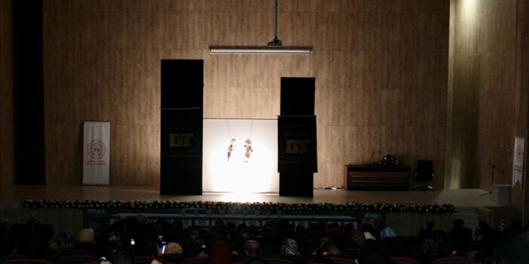 Konya'da depremzede çocuklar Hacivat-Karagöz oyunuyla moral buldu