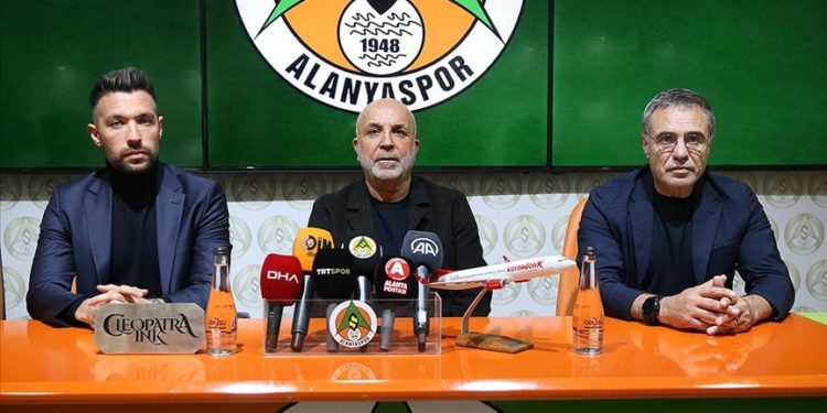 Alanyaspor’da teknik direktörlük görevine Ersun Yanal getirildi