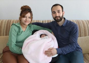 Bebekleri Karaman’da dünyaya gelen depremzede çift, buruk bir sevinç yaşıyor