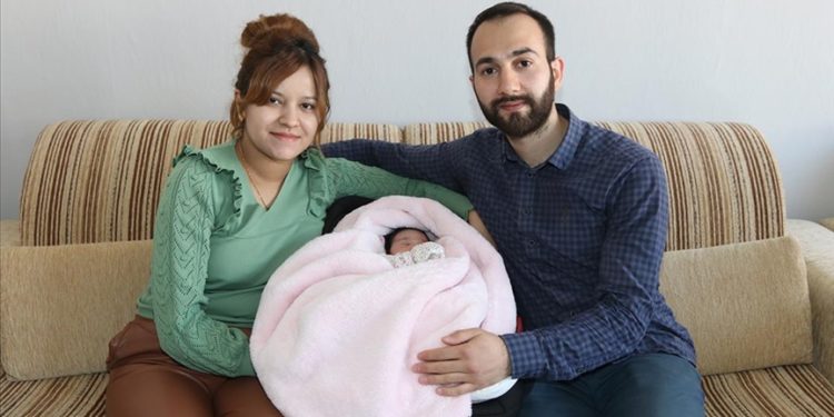 Bebekleri Karaman’da dünyaya gelen depremzede çift, buruk bir sevinç yaşıyor