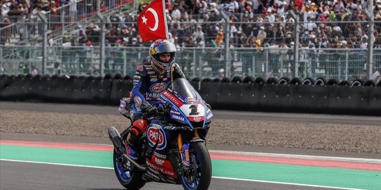 Toprak Razgatlıoğlu sezonun ilk yarışında üçüncü oldu