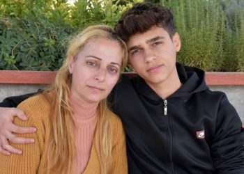 Depremzede Sibel Kanar enkazdan sürükleyerek çıkardığı oğluyla zor günleri atlatmaya çalışıyor