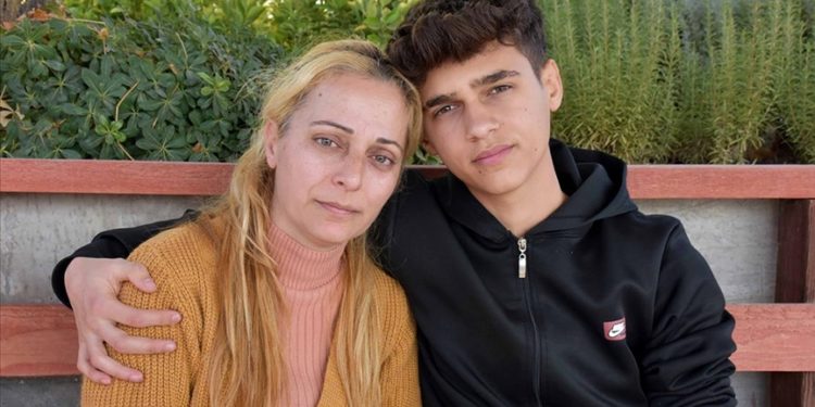 Depremzede Sibel Kanar enkazdan sürükleyerek çıkardığı oğluyla zor günleri atlatmaya çalışıyor