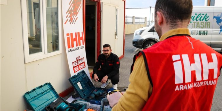 Enkazdan 6 kişiyi kurtaran Kastamonu İHH ekipleri kente döndü