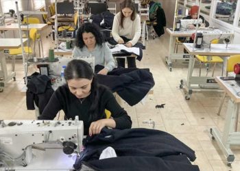 Sakarya'da öğretim elemanlarının diktiği kışlık kıyafetler depremzedeleri ısıtacak