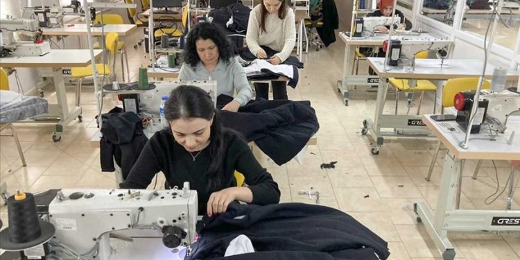 Sakarya'da öğretim elemanlarının diktiği kışlık kıyafetler depremzedeleri ısıtacak