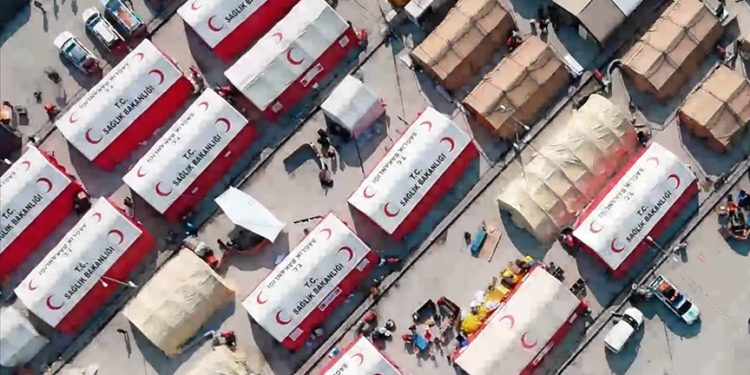 Sağlık Bakanı Koca'dan deprem bölgesindeki UMKE ve 112 Acil ekipleriyle ilgili paylaşım