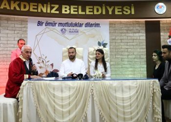 "Asrın felaketini" Hatay'da yaşayan depremzedeler, Mersin'de evlendi