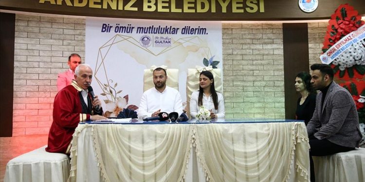 "Asrın felaketini" Hatay'da yaşayan depremzedeler, Mersin'de evlendi