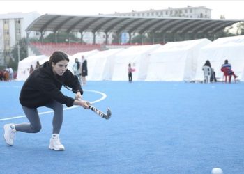 Osmaniyeli çim hokeyi sporcuları antrenman sahasını depremzede ailelerle paylaştı