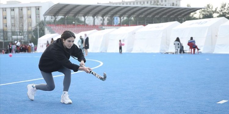Osmaniyeli çim hokeyi sporcuları antrenman sahasını depremzede ailelerle paylaştı
