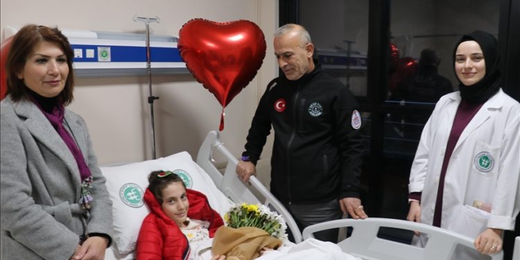 Enkazdan 25. saatte çıkarılan kız çocuğunu Kocaeli’de kurtarıcı ağabeyleri çiçeklerle karşıladı