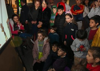 Deprem bölgesindeki çocukların yüzü kukla gösterisiyle güldü