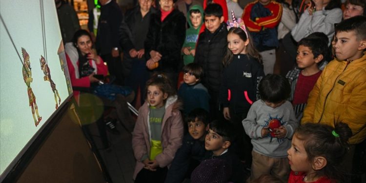 Deprem bölgesindeki çocukların yüzü kukla gösterisiyle güldü