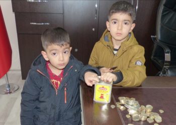 Amasya'da iki kardeş kumbaralarında biriktirdikleri parayı depremzedelere bağışladı