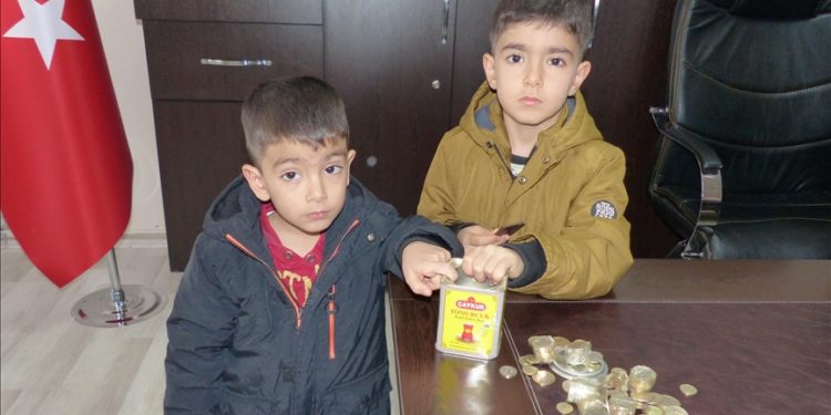 Amasya'da iki kardeş kumbaralarında biriktirdikleri parayı depremzedelere bağışladı