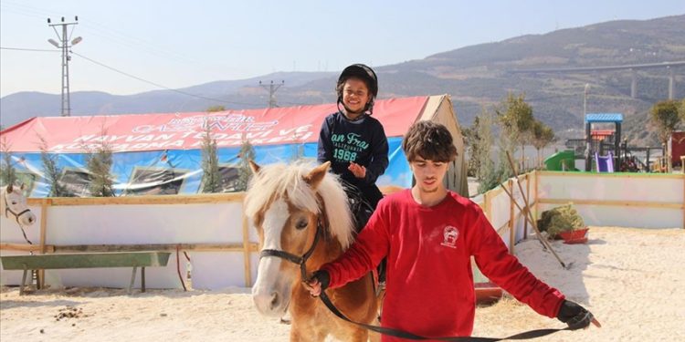Gaziantep'te çocuklar atlı terapiyle depremin travmatik etkisinden uzaklaşıyor