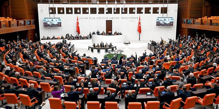 TBMM Genel Kurulu, EYT ve depremlerle ilgili araştırma komisyonu kurulması için mesai yapacak