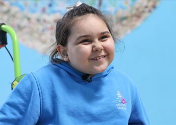 Kas hastalığı nedeniyle yürüyemeyen Arya, engelini aşarak okuluna kavuştu