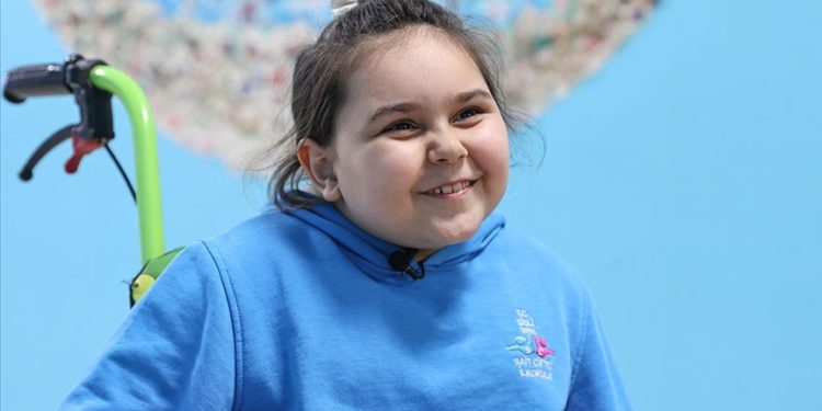 Kas hastalığı nedeniyle yürüyemeyen Arya, engelini aşarak okuluna kavuştu