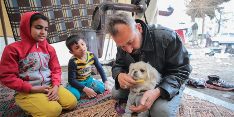 Deprem sonrası enkazdan kurtardığı "Bıncır" ile aynı çadırda yaşıyor