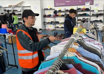 Gaziantep’ten Bodrum’a gelen depremzede genç yardım merkezinde gönüllü çalışıyor