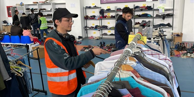 Gaziantep’ten Bodrum’a gelen depremzede genç yardım merkezinde gönüllü çalışıyor