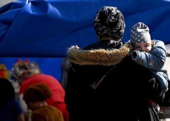 Depremin ardından tedbiren boşaltılan hastanenin sağlık hizmeti çadırlarda sürdürülüyor