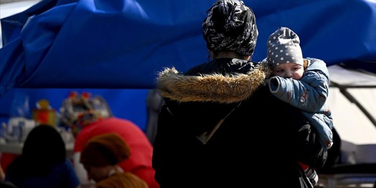 Depremin ardından tedbiren boşaltılan hastanenin sağlık hizmeti çadırlarda sürdürülüyor