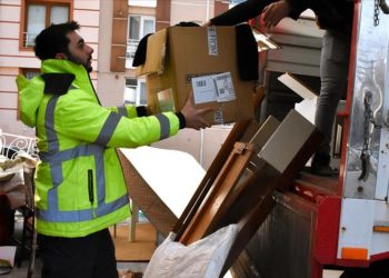 Marmara depreminde evi yıkılan genç, Eskişehir’e gelen afetzedelere yardım ediyor