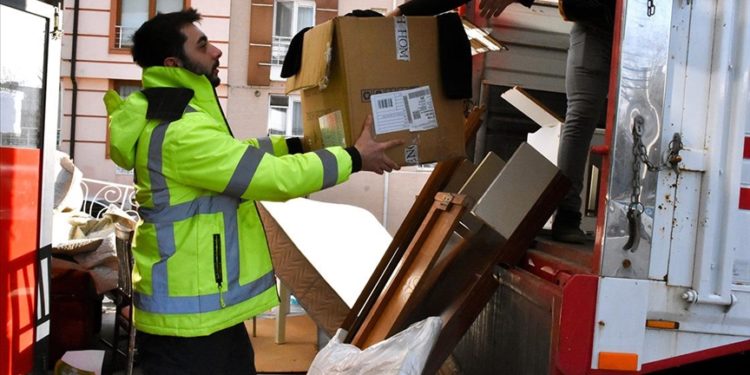 Marmara depreminde evi yıkılan genç, Eskişehir’e gelen afetzedelere yardım ediyor