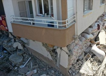 Kurutulmuş biber çuvalları binanın yıkılmasını engelledi