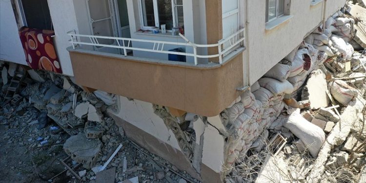 Kurutulmuş biber çuvalları binanın yıkılmasını engelledi