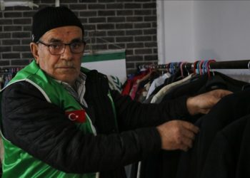 “Tahsin amca” depremzedelere yardım etmek için evine dönmüyor