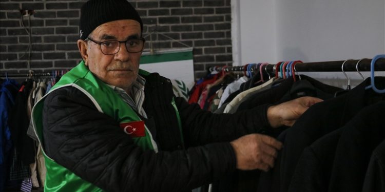 “Tahsin amca” depremzedelere yardım etmek için evine dönmüyor