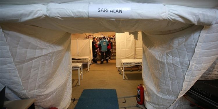 Adıyaman'da depremzedelerin yaraları sahra hastanelerinde sarılıyor