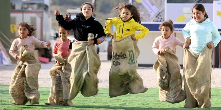 İslahiye'de depremzede çocuklar gönüllülerin etkinlikleriyle vakit geçiriyor