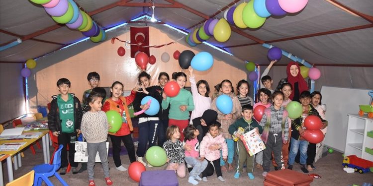 Adıyaman’daki çadır kentte oluşturulan kreş, depremzede çocuklara moral oluyor
