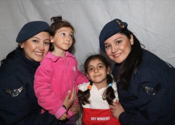 Adıyaman'da jandarmadan minik depremzedeye doğum günü sürprizi