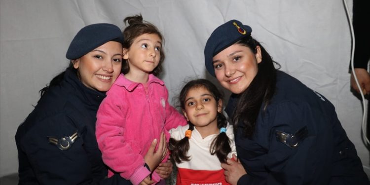 Adıyaman'da jandarmadan minik depremzedeye doğum günü sürprizi