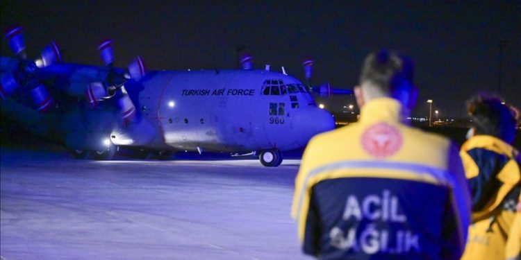 İstanbul'a TSK'nın kargo uçağıyla 38 yaralı depremzede getirildi